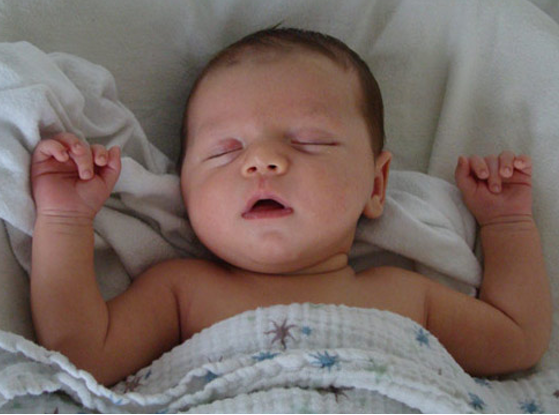 Tại sao bé ngủ không ngon giấc lại khiến chậm lớn? 1