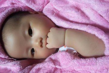 be-bo-het-giat-minh-khoc-dem