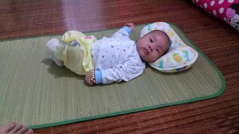 Bé 3 tháng tuổi ngủ không sâu giấc, hay giật mình và quấy khóc