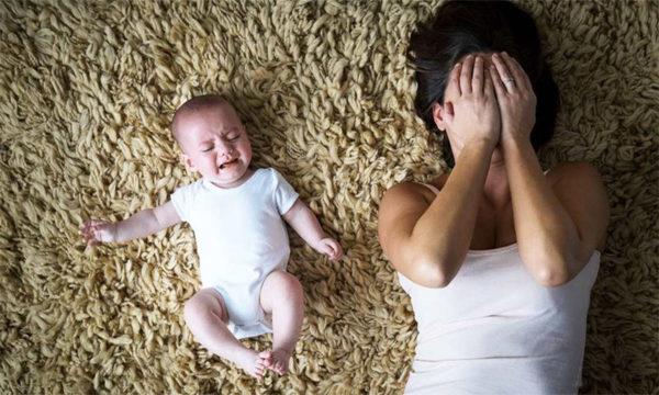Điều gì khiến mẹ bỉm sữa rơi vào “hố sâu” của trầm cảm sau sinh 2 Tình trạng con quấy khóc đêm khiến nhiều mẹ mệt mỏi, suy nhược