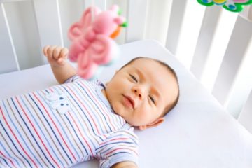 Giấc ngủ của trẻ sơ sinh chia làm mấy giai đoạn?