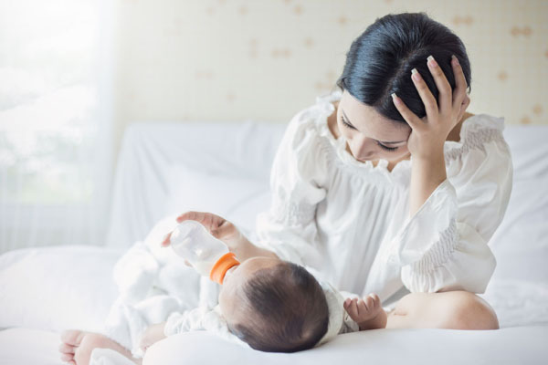 Luyện cho con thói quen tự ngủ có thể gây căng thẳng thần kinh cả mẹ lẫn con
