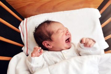 Trẻ sơ sinh thường ngủ chập chờn không ngon giấc