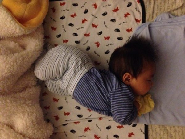 Vì sao trẻ sơ sinh hay vặn mình khi ngủ?
