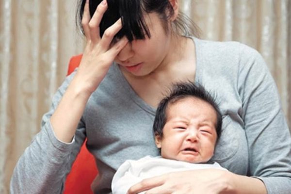 Nhiều mẹ mệt mỏi vì con thường xuyên quấy khóc