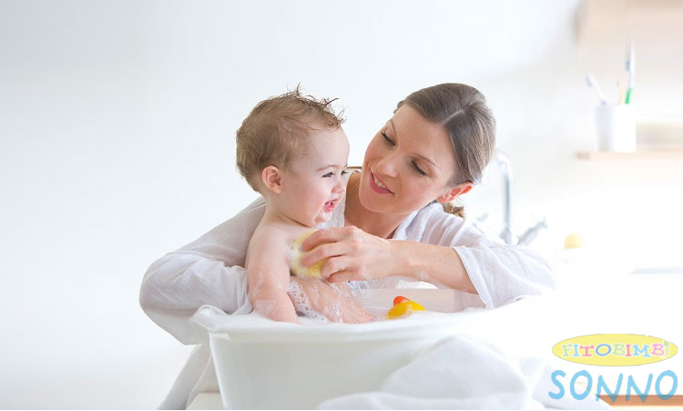 Tắm nước ấm cho trẻ trị nghẹt mũi 1