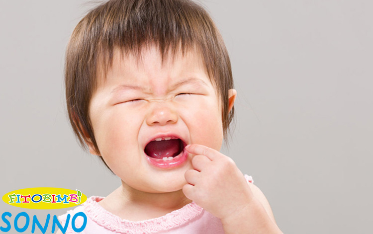 Trẻ 2 tuổi quấy khóc do mọc răng hàm 1